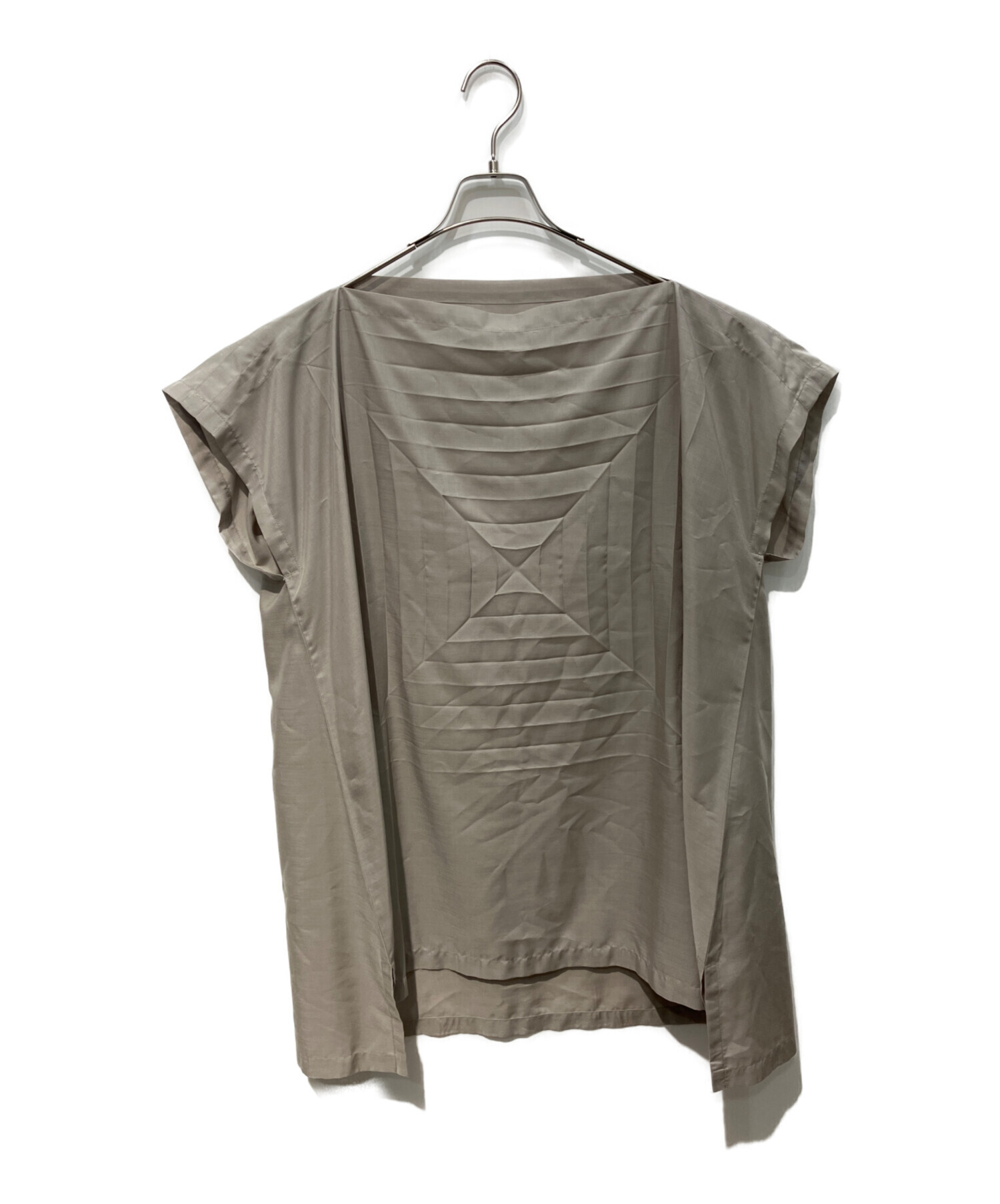 イッセイミヤケミー　me ノースリーブトップス 中古・古着通販】me ISSEY MIYAKE (ミーイッセイ ミヤケ) スクエア