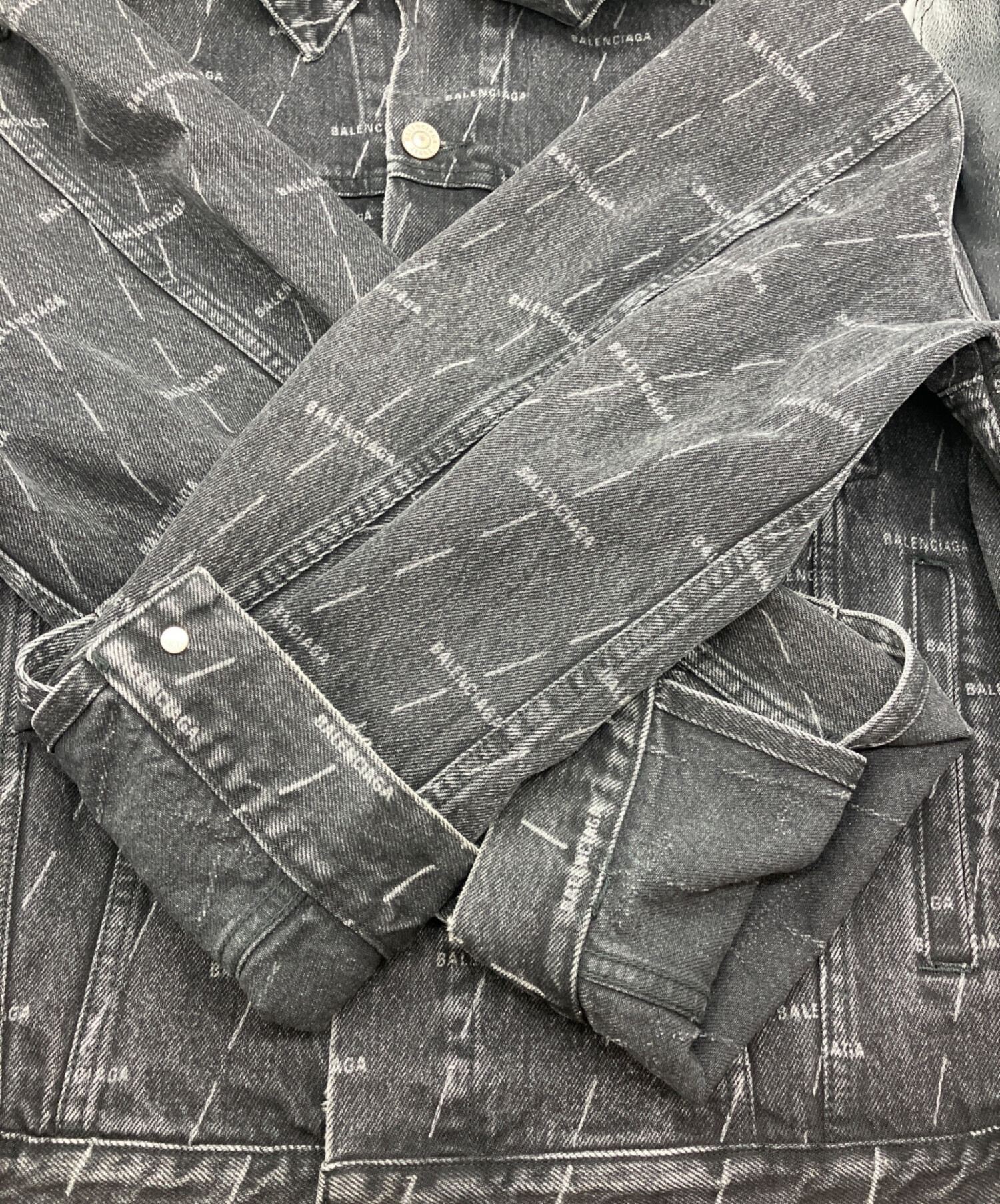 バレンシアガ ブラックデニムジャケット ダメージ加工46 中古・古着通販】BALENCIAGA (バレンシアガ) マルチロゴデニム