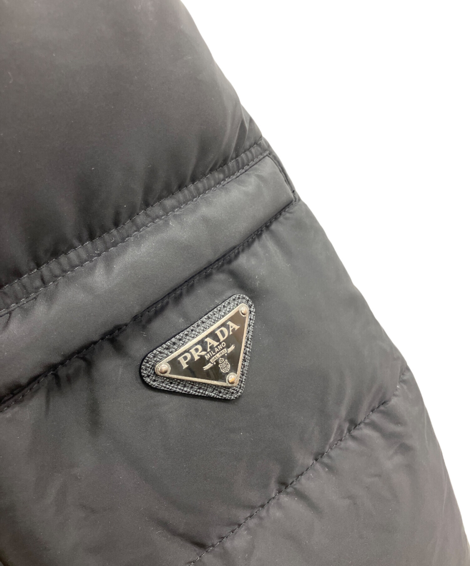 PRADA ブラック ダウンジャケット サイズ48 本日のみ値引き 中古・古着通販】PRADA (プラダ) トライアングルプレートダウン