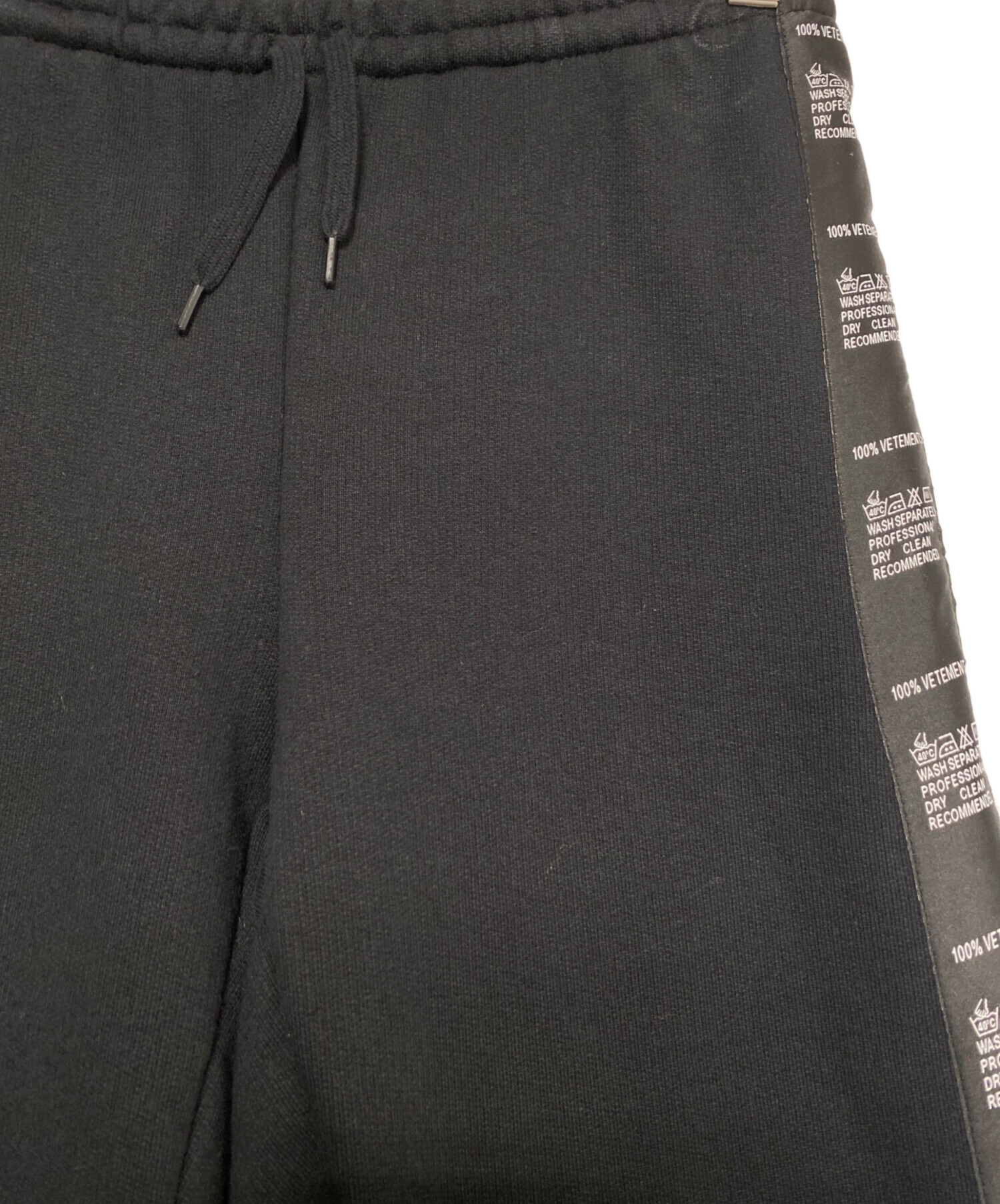 中古・古着通販】VETEMENTS (ヴェトモン) テープロゴスウェットパンツ 