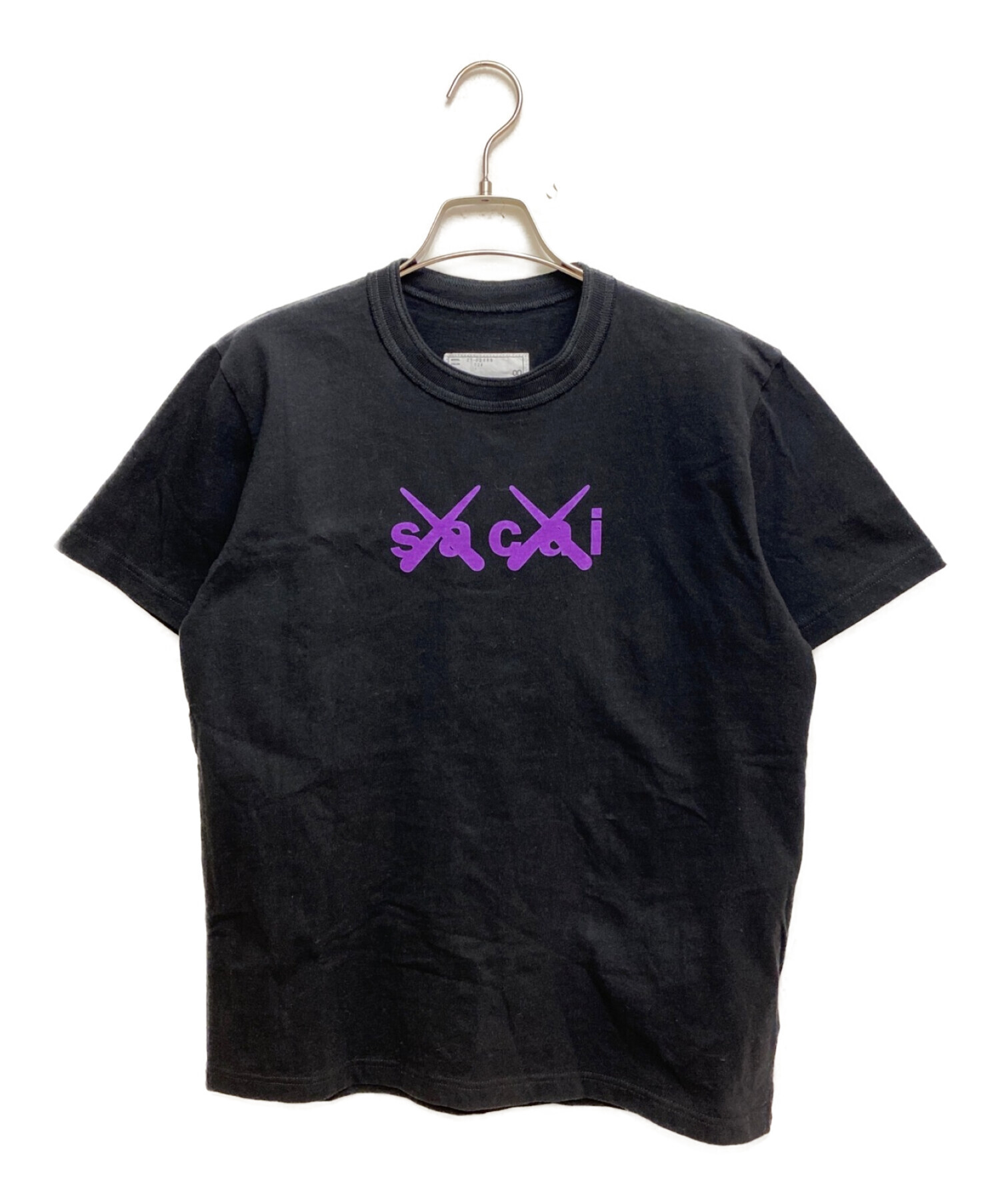 中古・古着通販】sacai (サカイ) KAWS (カウズ) ロゴプリントTシャツ