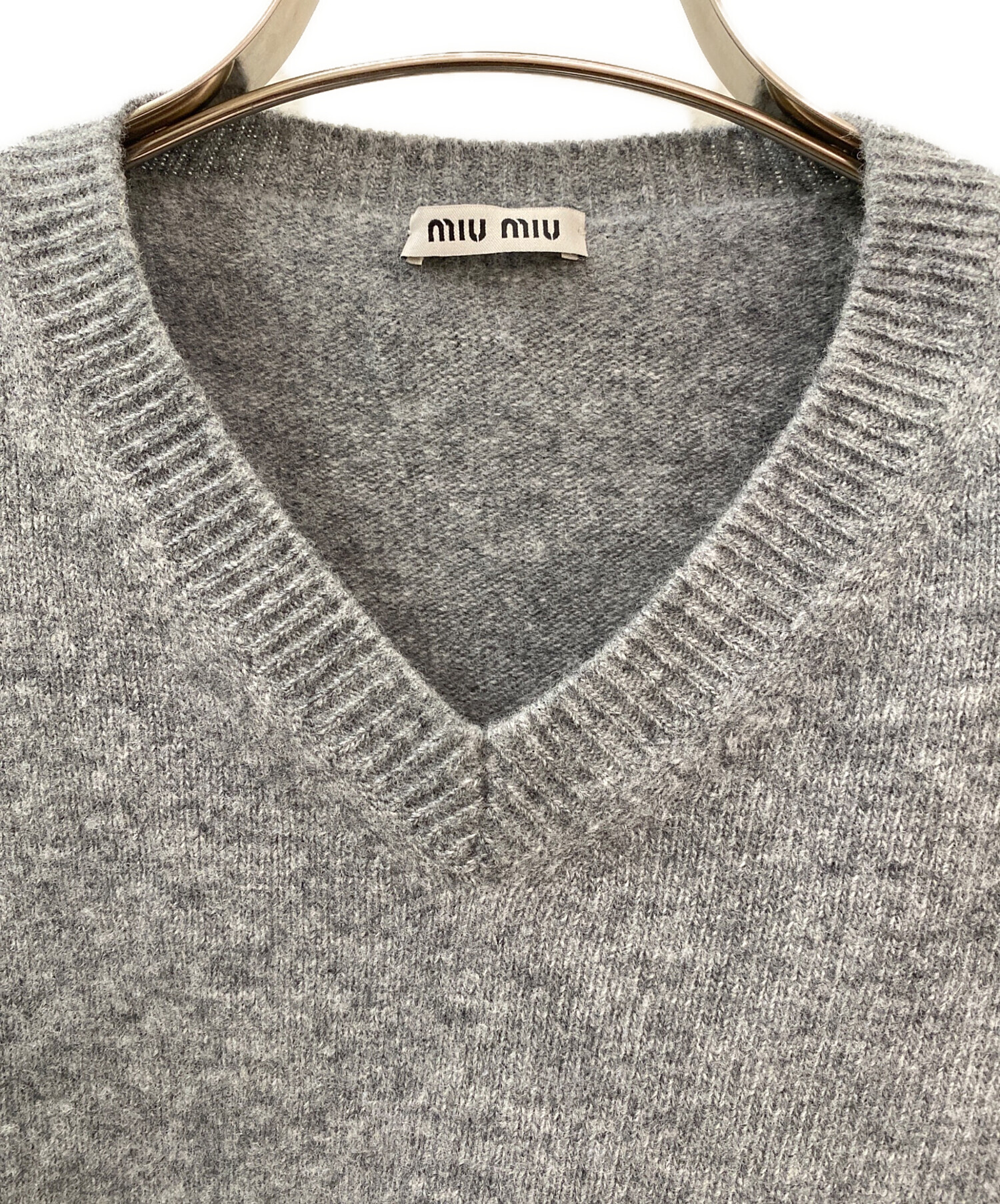中古・古着通販】MIU MIU (ミュウミュウ) Vネックバックロゴニット 中古・古着通販】MIU MIU (ミュウミュウ) Vネックバックロゴニット