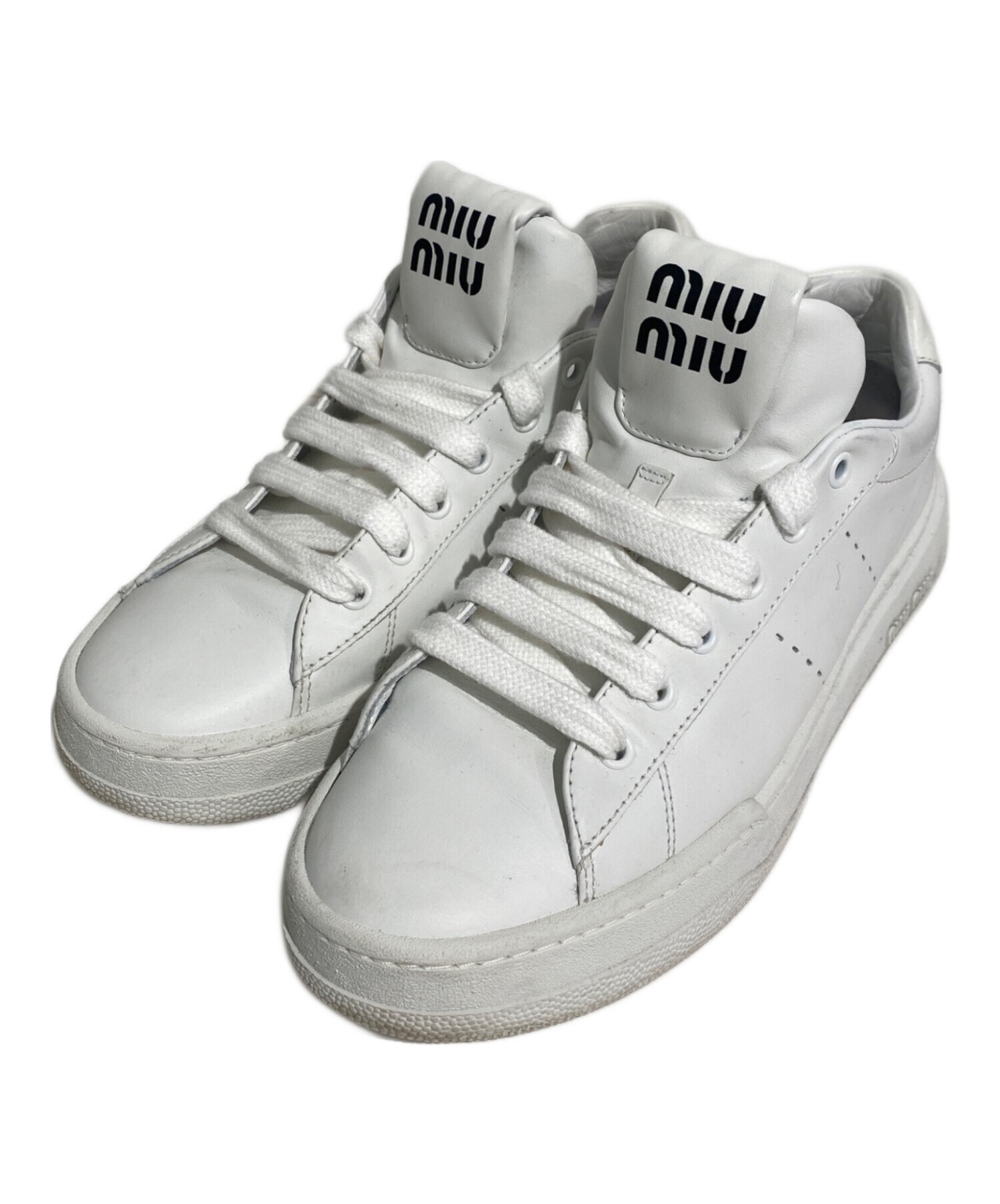 miu miu ホワイト スニーカー ロゴプレート 中古・古着通販】MIU MIU (ミュウミュウ) Logo sneakers(ロゴ