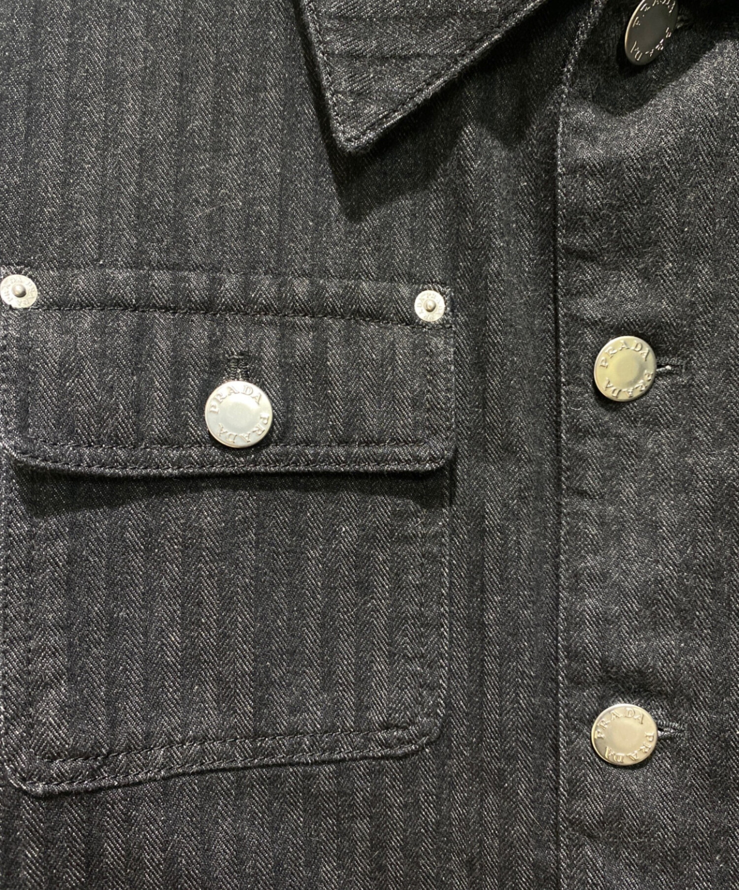 PRADA ブラックデニム　ブルゾン　Gジャン　ロゴ　三角ロゴプレート　プラダ 中古・古着通販】PRADA (プラダ) ロゴプレート デニムジャケット