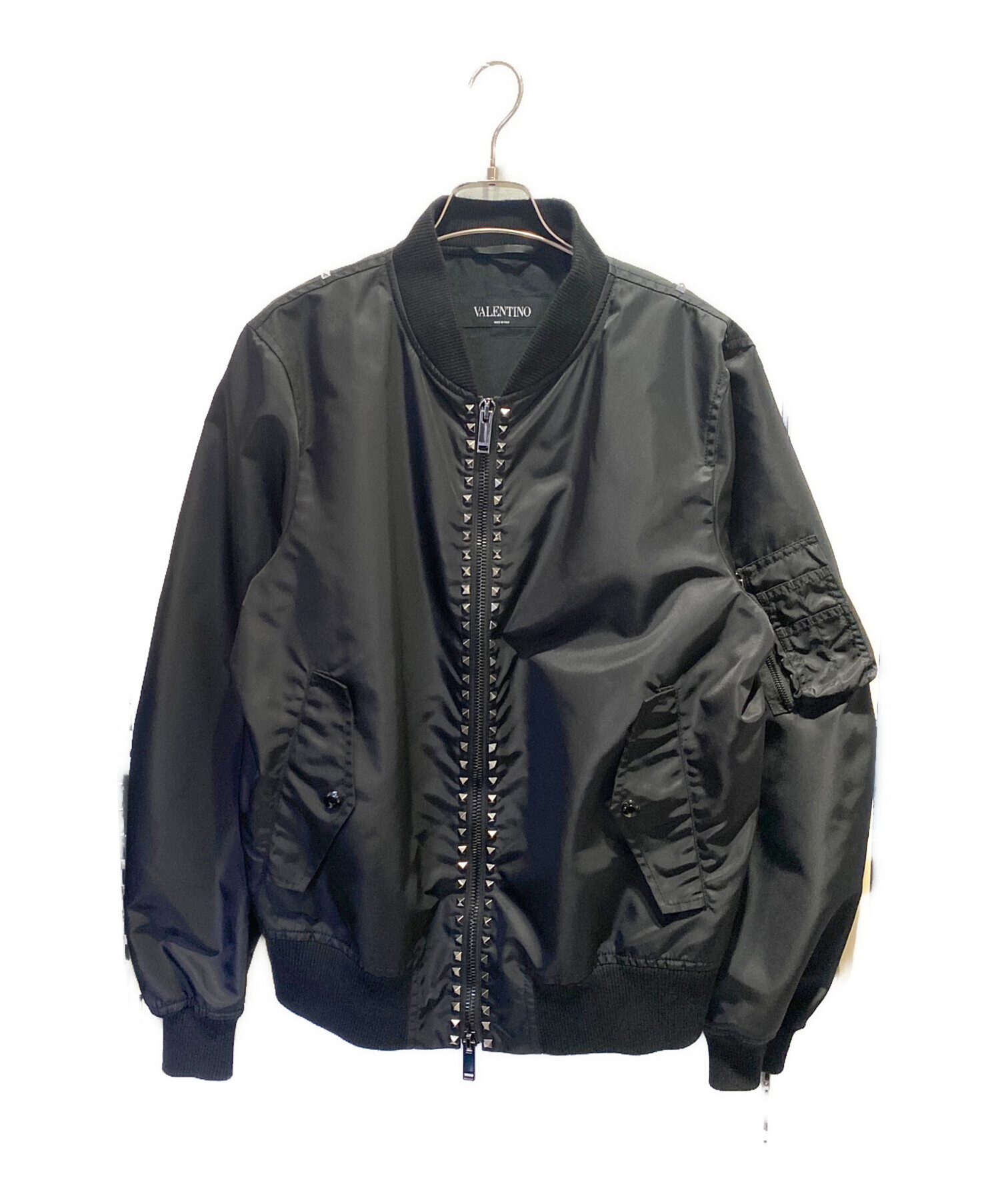 ☆定価30万☆VALENTINO ロックスタッズ MA-1 ブルゾン 46 中古・古着通販】VALENTINO (ヴァレンティノ) ロックスタッズ MA-1