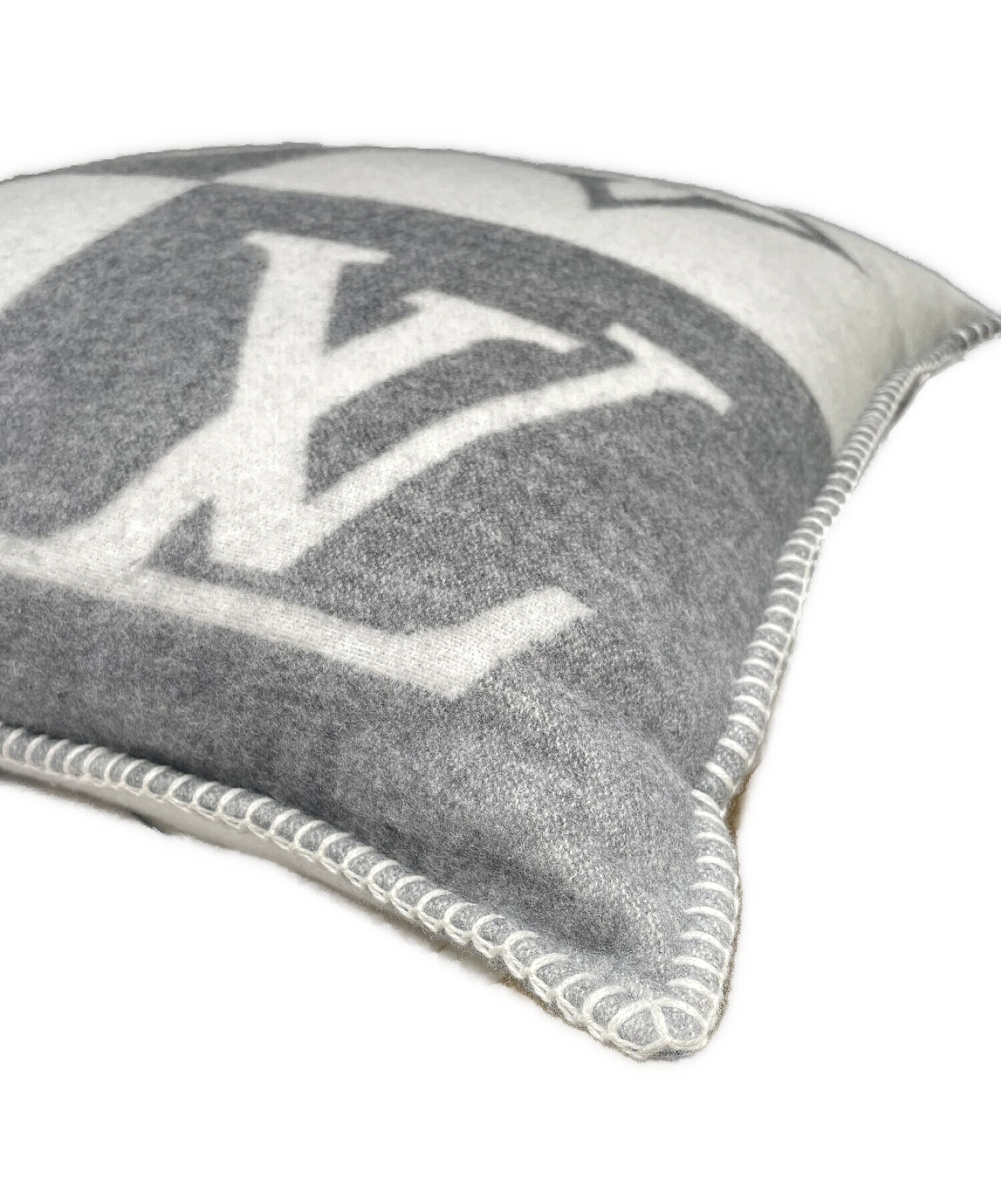 ルイヴィトン　クッション新品未使用　VUITTON 中古・古着通販】LOUIS VUITTON (ルイ ヴィトン) クッション・LV