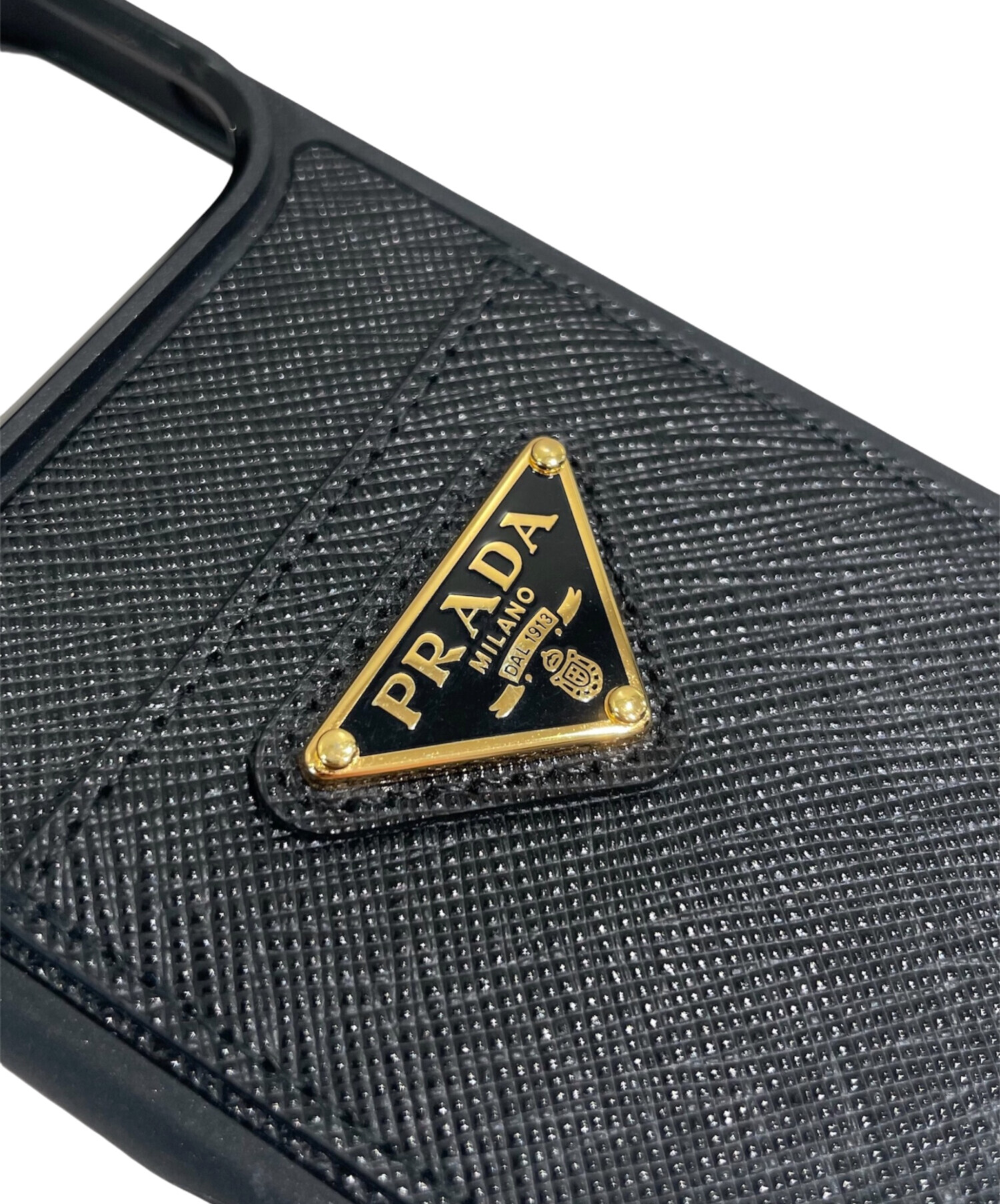 未使用級 プラダ iPhone17proケース 完売 サフィアーノ 三角プレート 中古・古着通販】PRADA (プラダ) サフィアーノレザー iPhone 17 Pro用