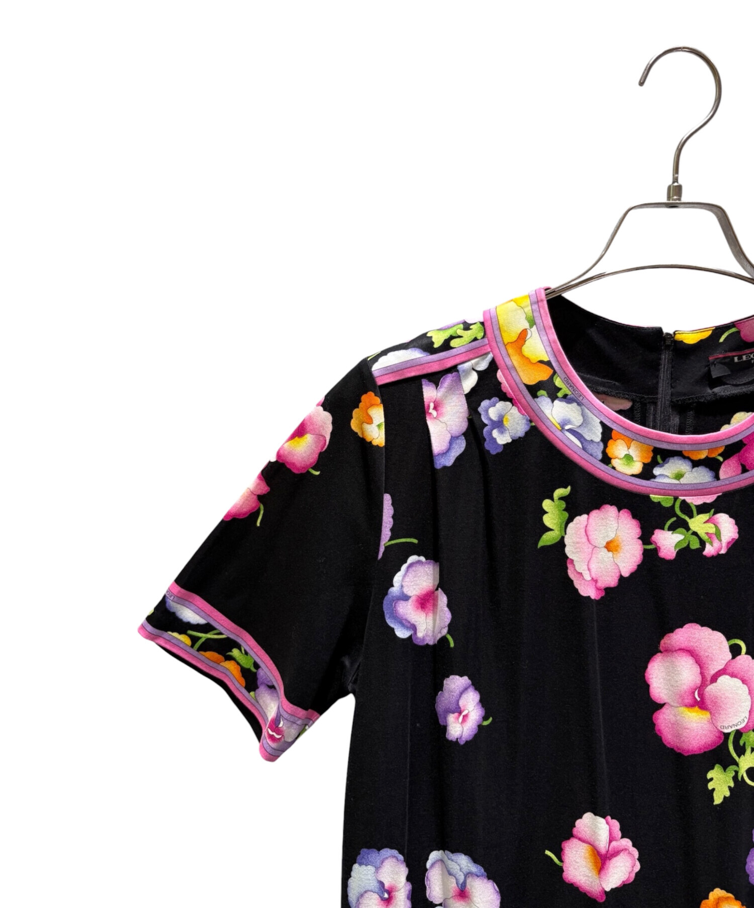 LEONARD FASHION 黒地に紫花柄 半袖ワンピース サイズ40 中古・古着通販】LEONARD FASHION (レオナールファッション) 花柄