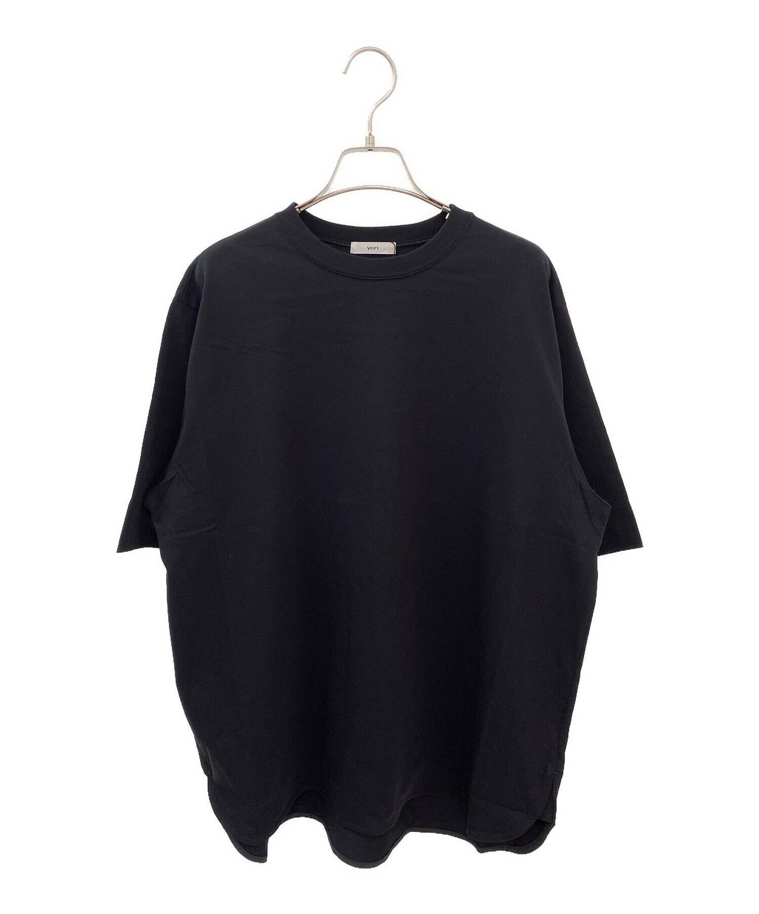 新品 yori ヨリ ヘムラウンドハーフロゴTee 黒 中古・古着通販】YORI (ヨリ) ヘムラウンドハーフロゴTee ブラック