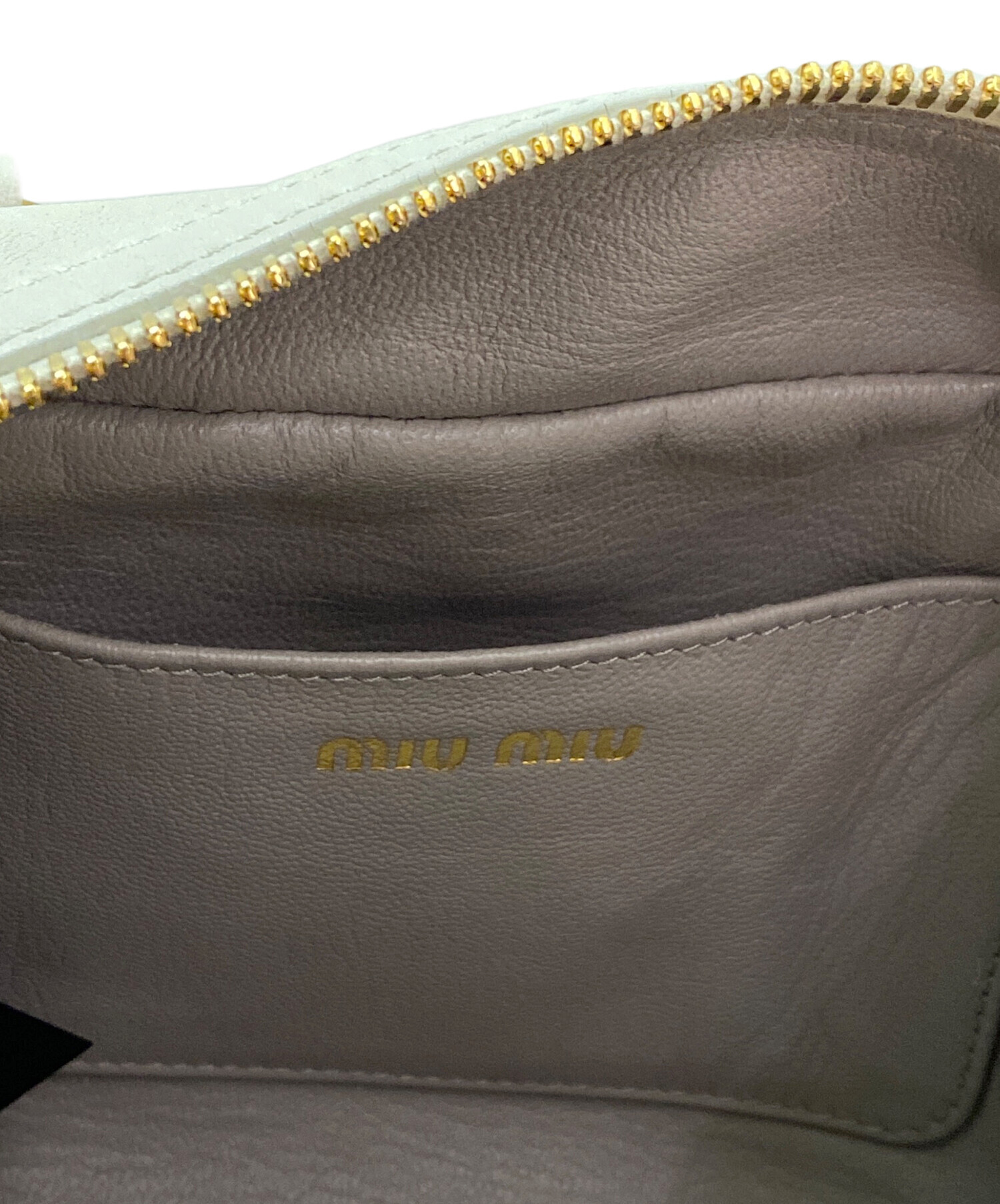 【正規店国内在庫なし】MIU MIU クロシェハンドバッグ アイボリー Miu Miu クロシェニット ハンドバッグ | ホワイト | FARFETCH JP