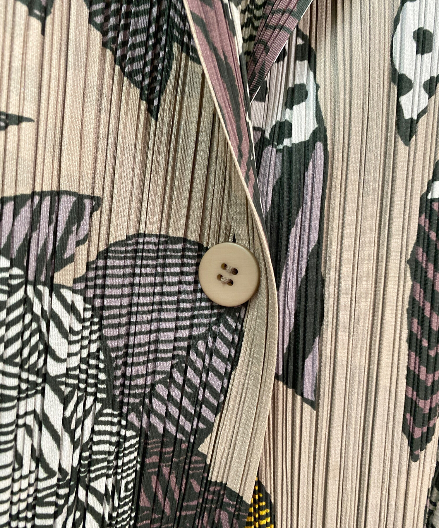 美品✨PLEATS PLEASE 家紋柄 総柄 ツートーン トップス ベージュ 中古・古着通販】PLEATS PLEASE (プリーツプリーズ) 総柄カーディガン