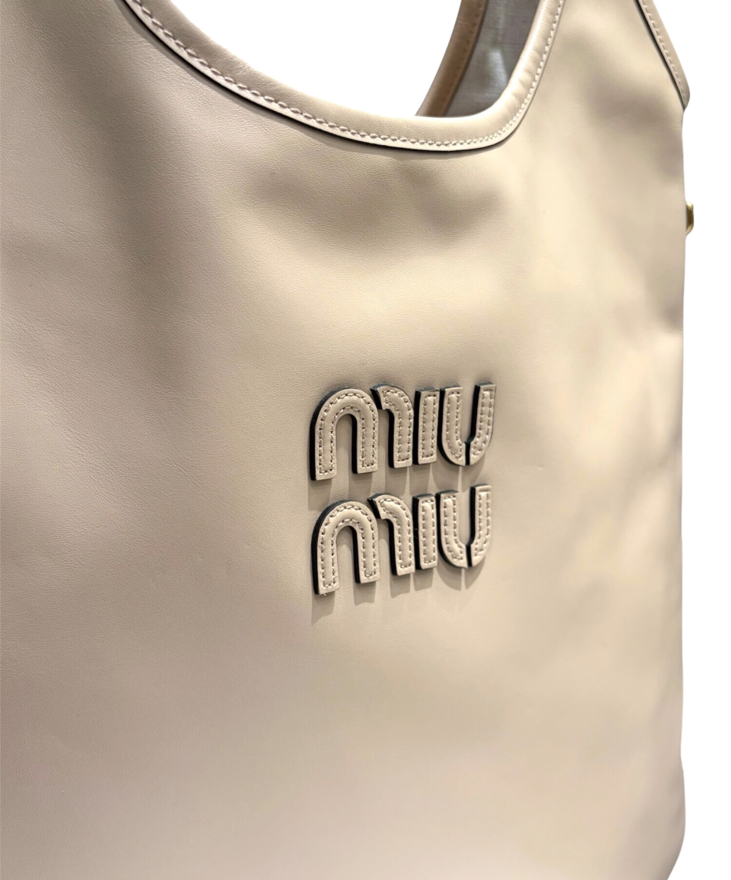 MIU MIU ベージュ レザー トートバッグ 中古・古着通販】MIU MIU (ミュウミュウ) トートバッグ ベージュ