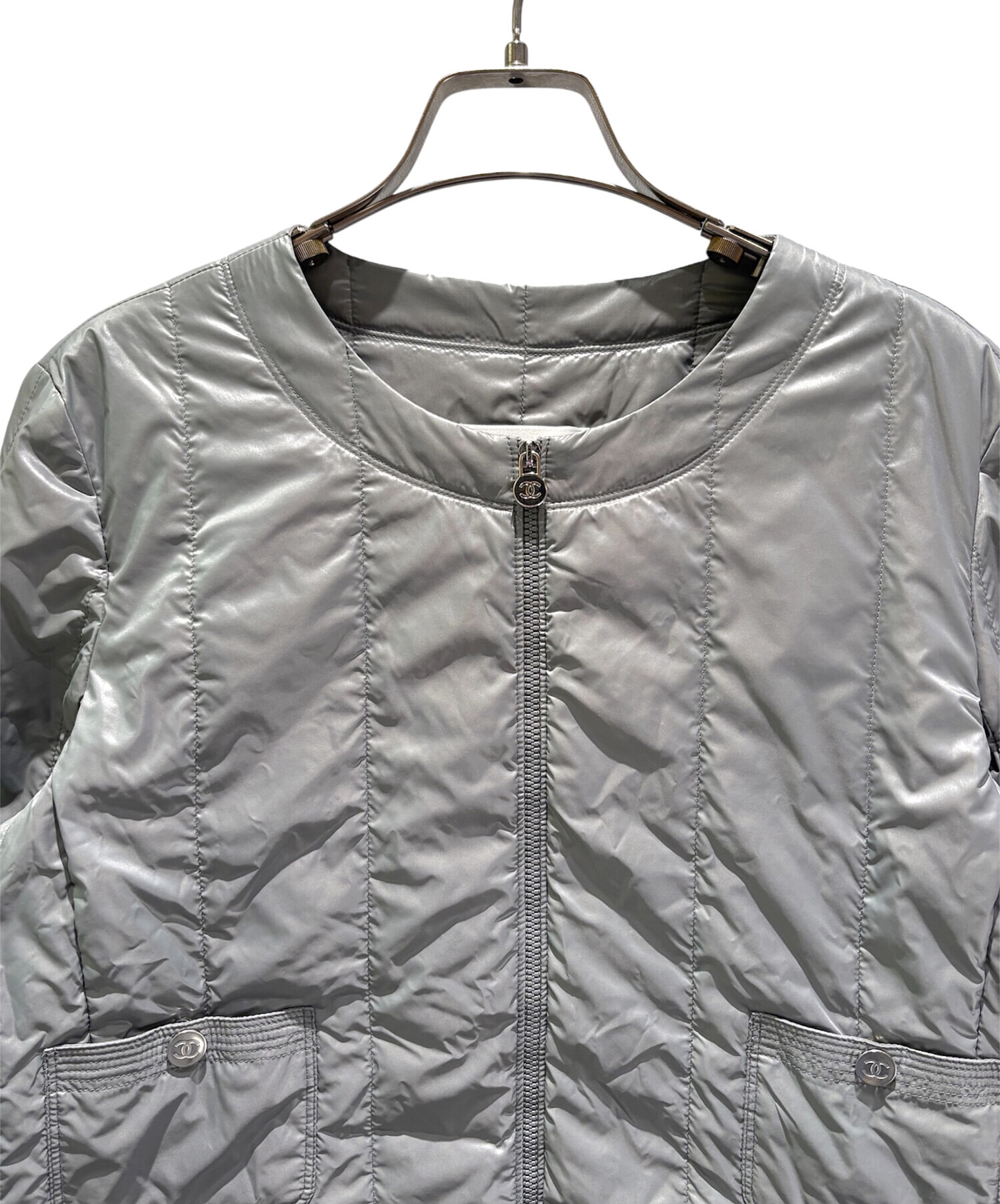 CHANEL グレー ノーカラージャケット 中古・古着通販】CHANEL (シャネル) ココマークボタンナイロンノー