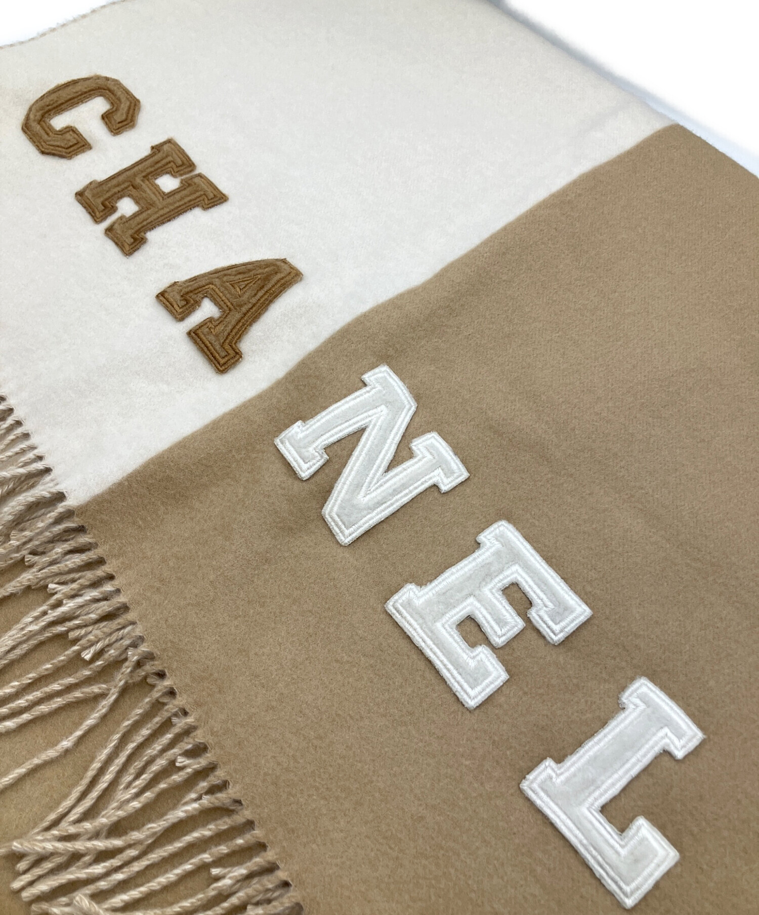 CHANEL ベージュ ロゴ入り マフラー CHANEL】ロゴ入りマフラー ベージュ ブラック (CHANEL/マフラー