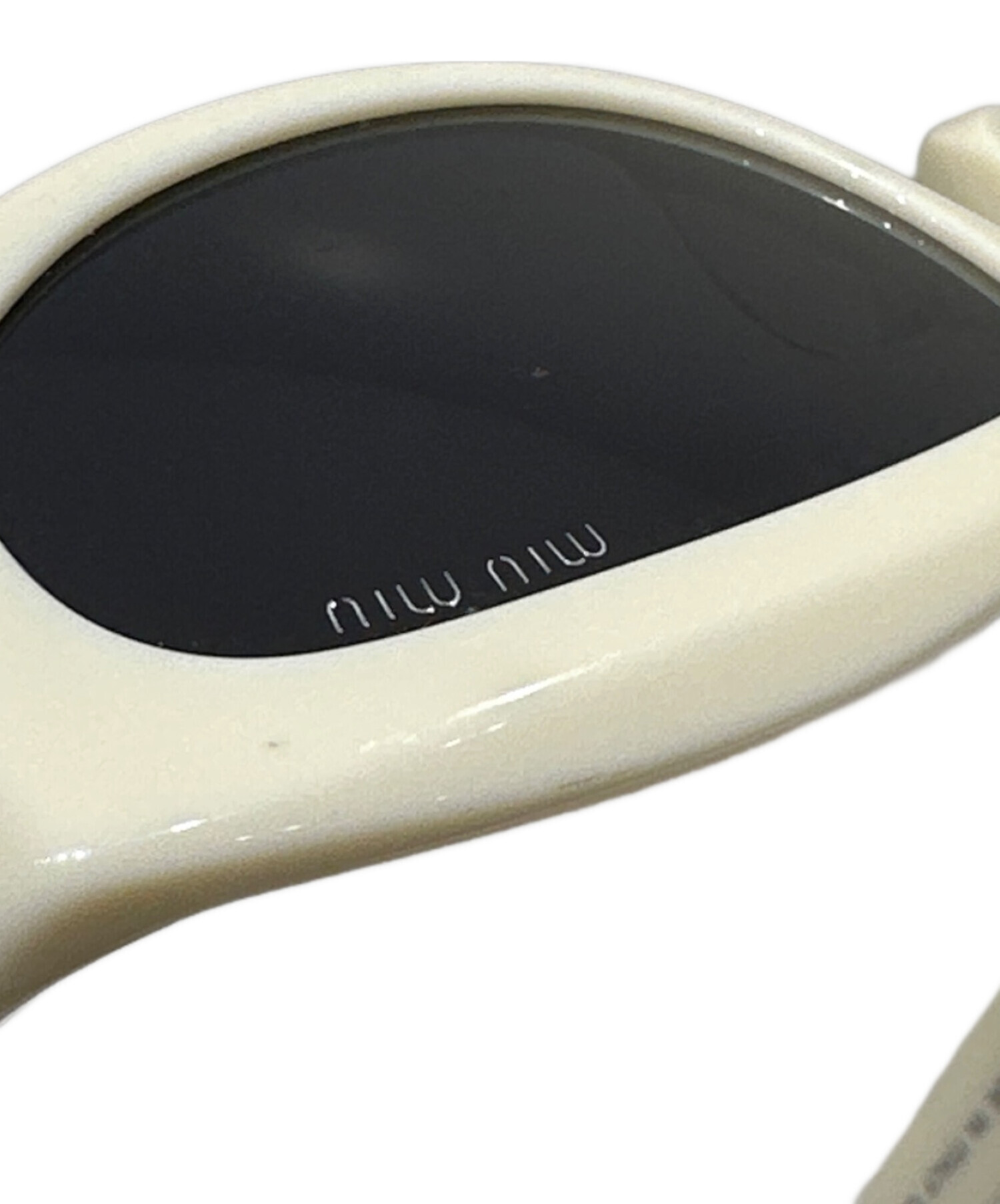 ミュウミュウ サングラス SMU 06Z ホワイト 中古 中古・古着通販】MIU MIU (ミュウミュウ) サイドロゴサングラス