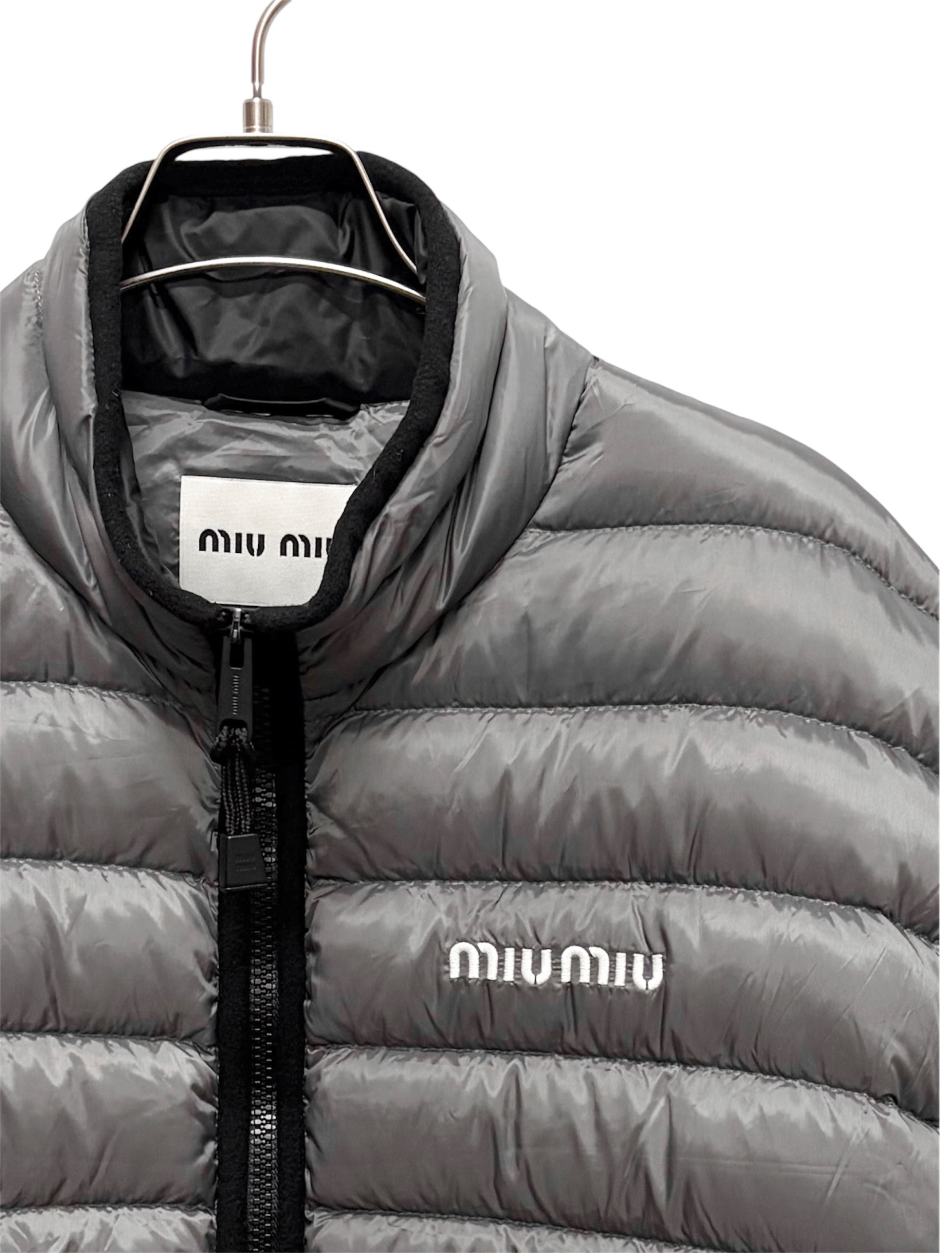 Myu（購入前に在庫確認お願いします）1点 中古・古着通販】MIU MIU (ミュウミュウ) ロゴ刺繍 ジップアップ