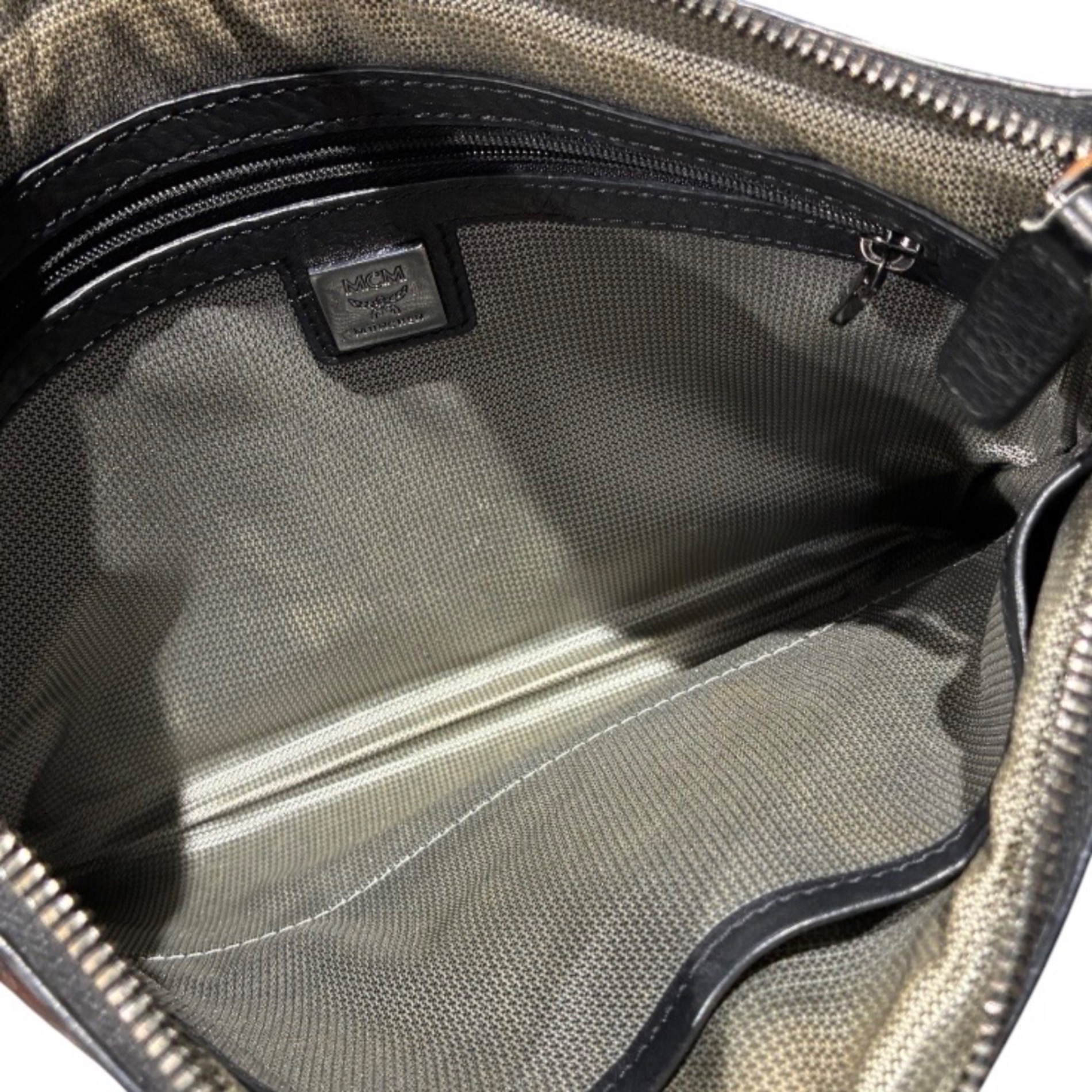 中古・古着通販】MCM (エムシーエム) スタッズクラッチバッグ ブラック