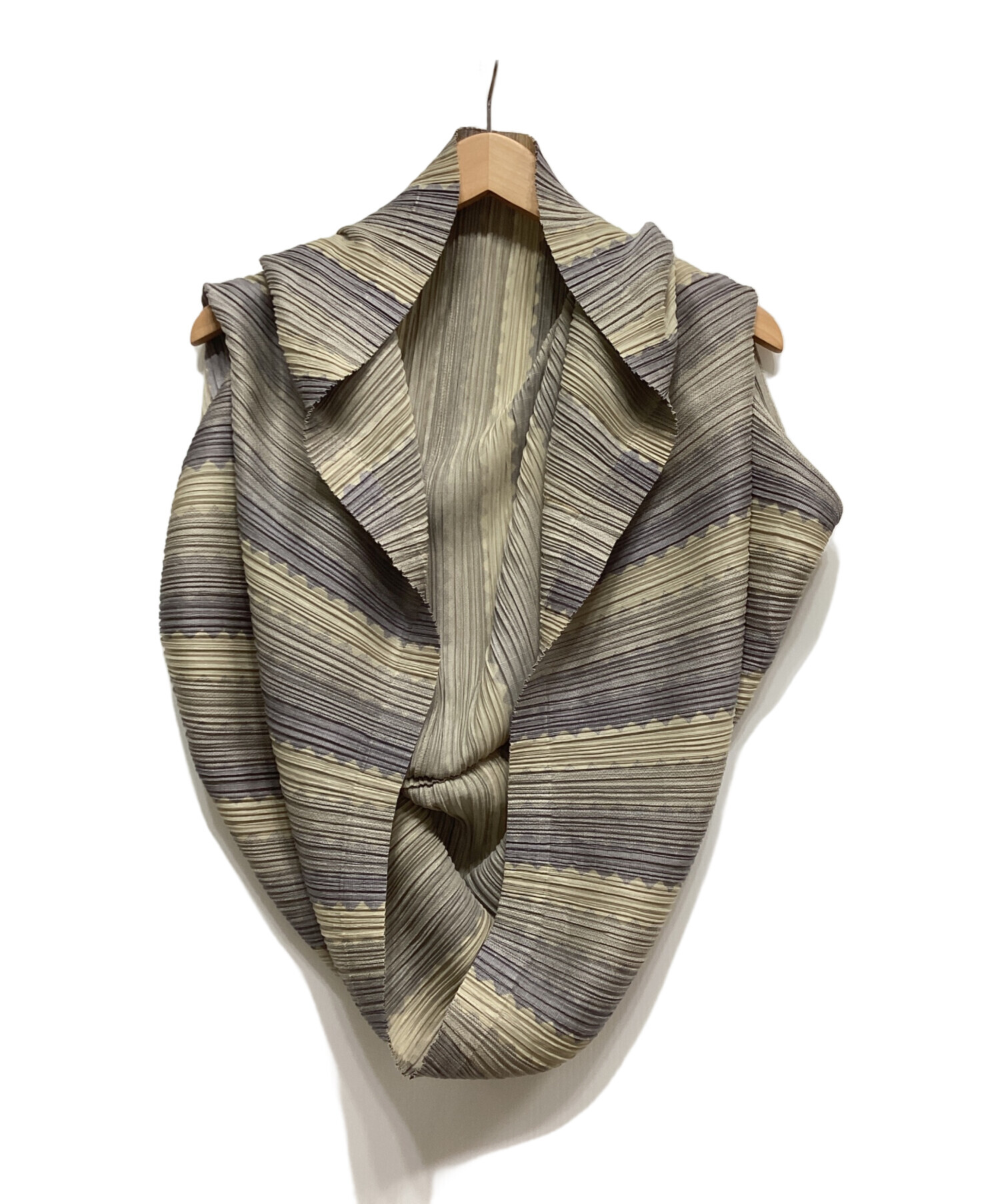 極美品✨PLEATS PLEASE プリーツ　ボレロ　羽織り 極美品✨PLEATS PLEASE プリーツ ボレロ 羽織り - メルカリ