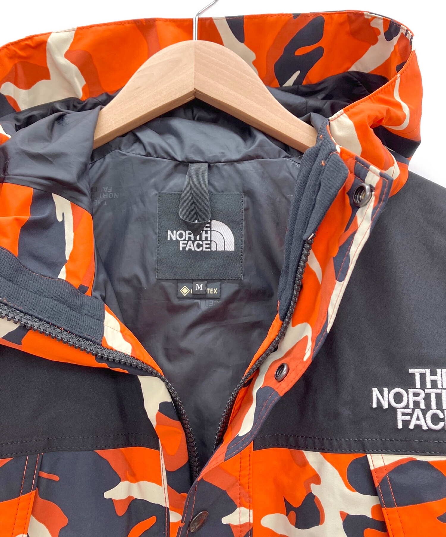 THE NORTH FACE (ザ ノース フェイス) ノベルティマウンテンライトジャケット レッドオレンジエクスプローラーカモ サイズ:M