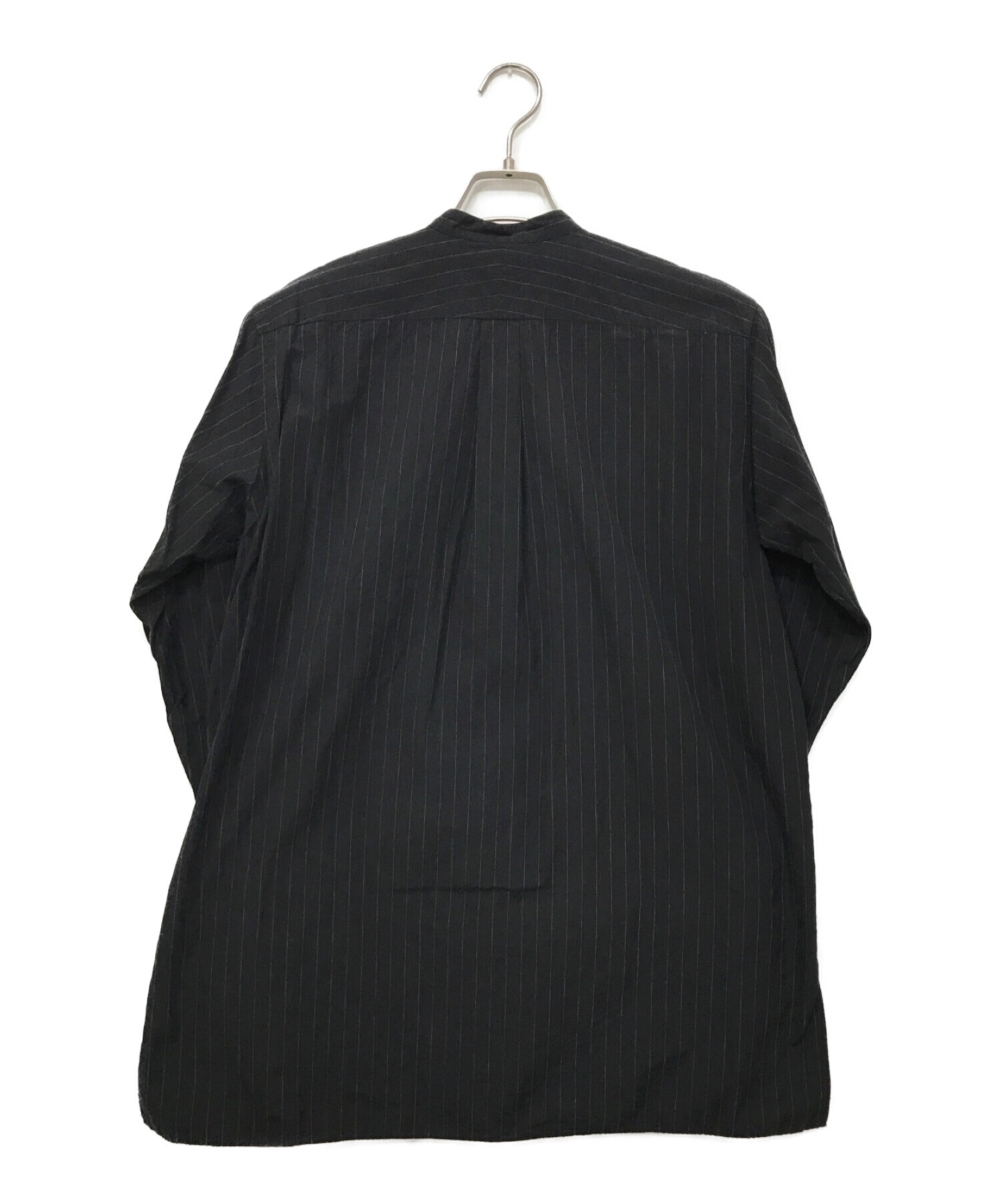 COMOLI (コモリ) ロンドンストライプバンドカラーシャツ ブラック