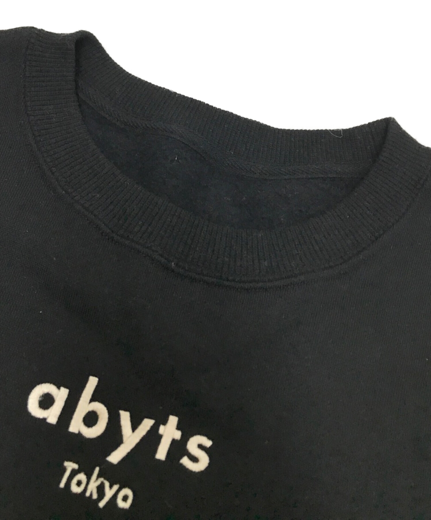ABYTS/エーバイティーエス クルーネックロゴ刺繍スウェット M
