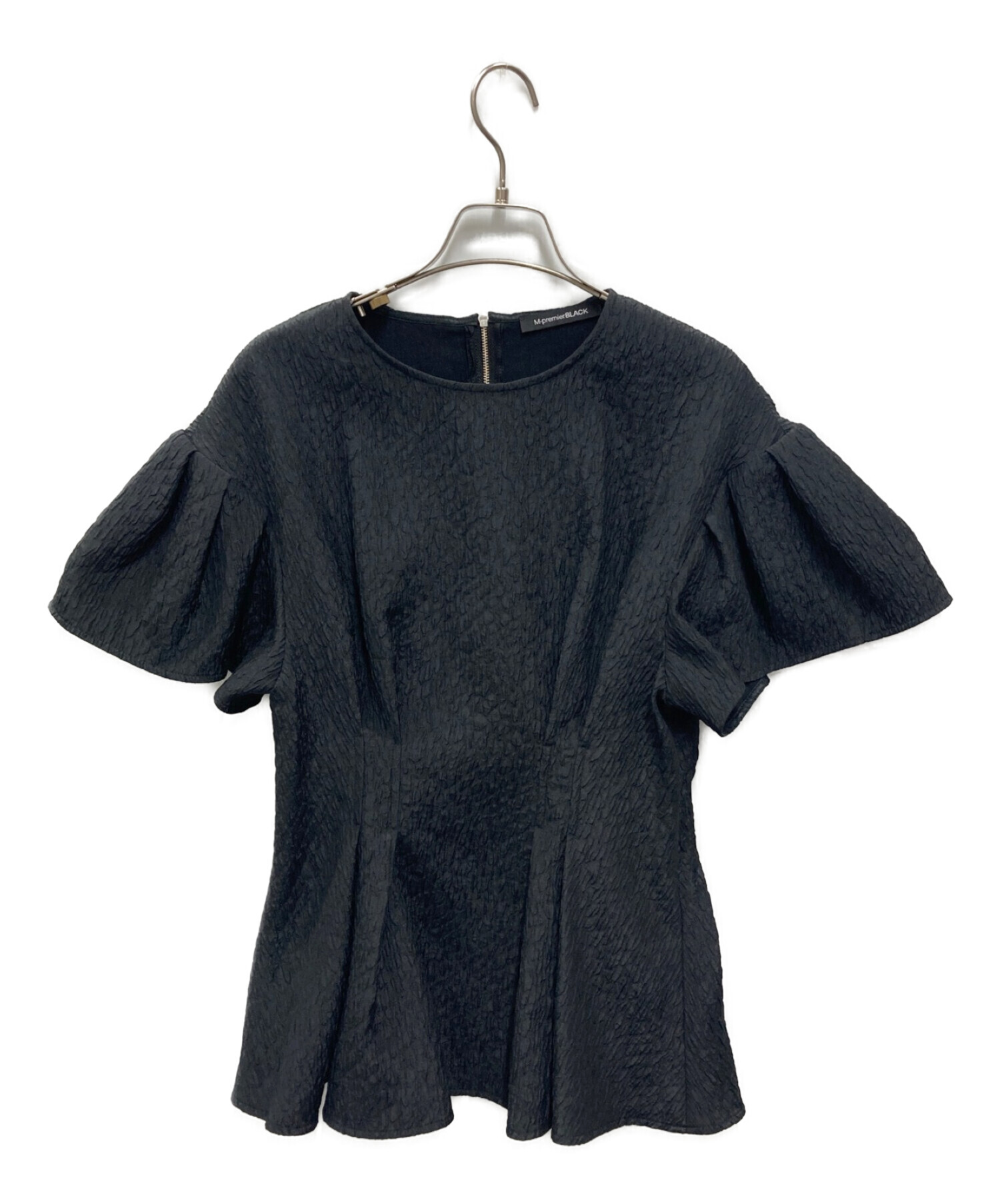 エムプルミエブラック　ジャガードタックぺプラムブラウス エムプルミエブラック ジャガードタックぺプラムブラウス 旬顔になれる