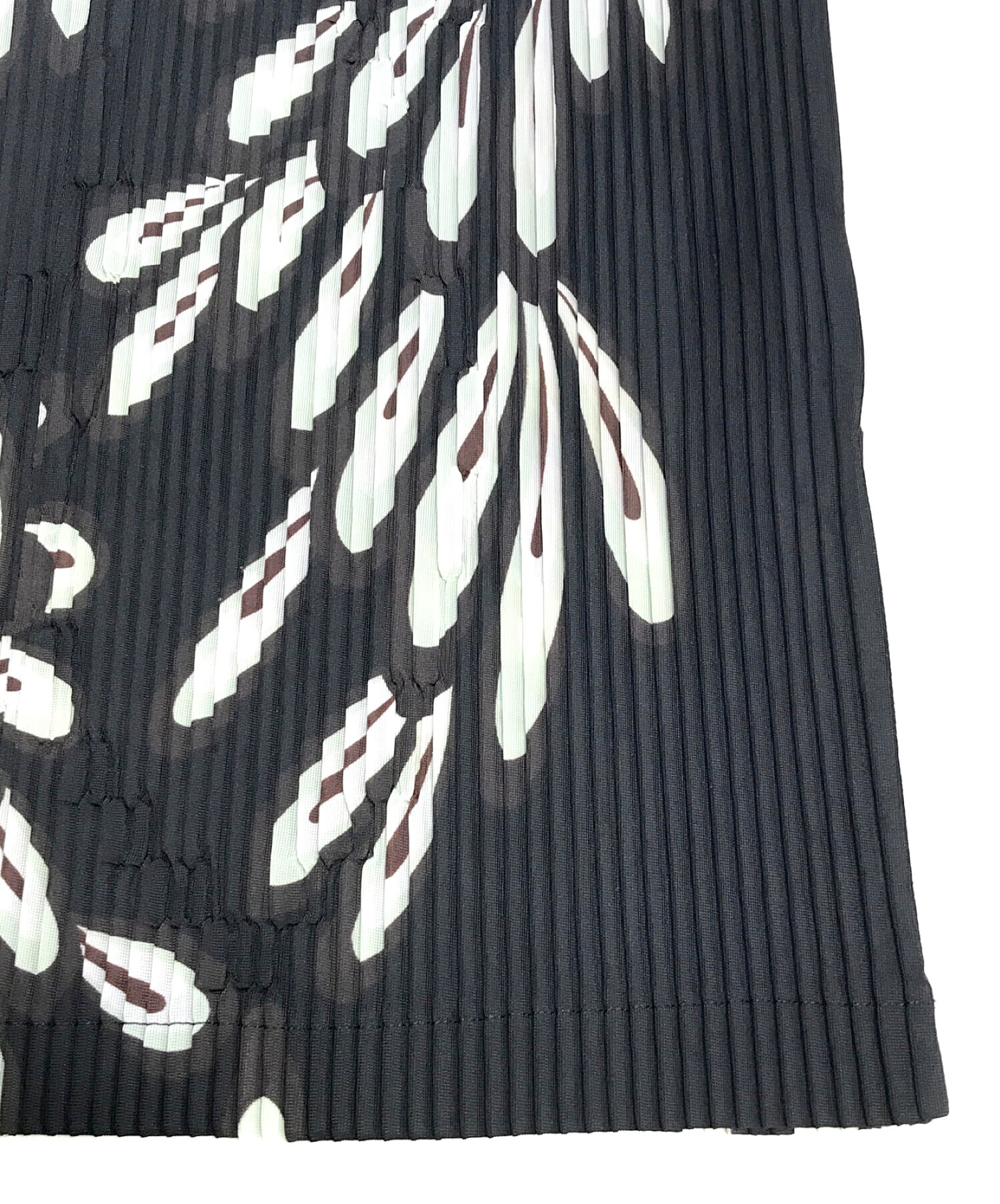 ISSEY MIYAKE (イッセイミヤケ) 花柄半袖プリーツカットソー ブラック サイズ:3