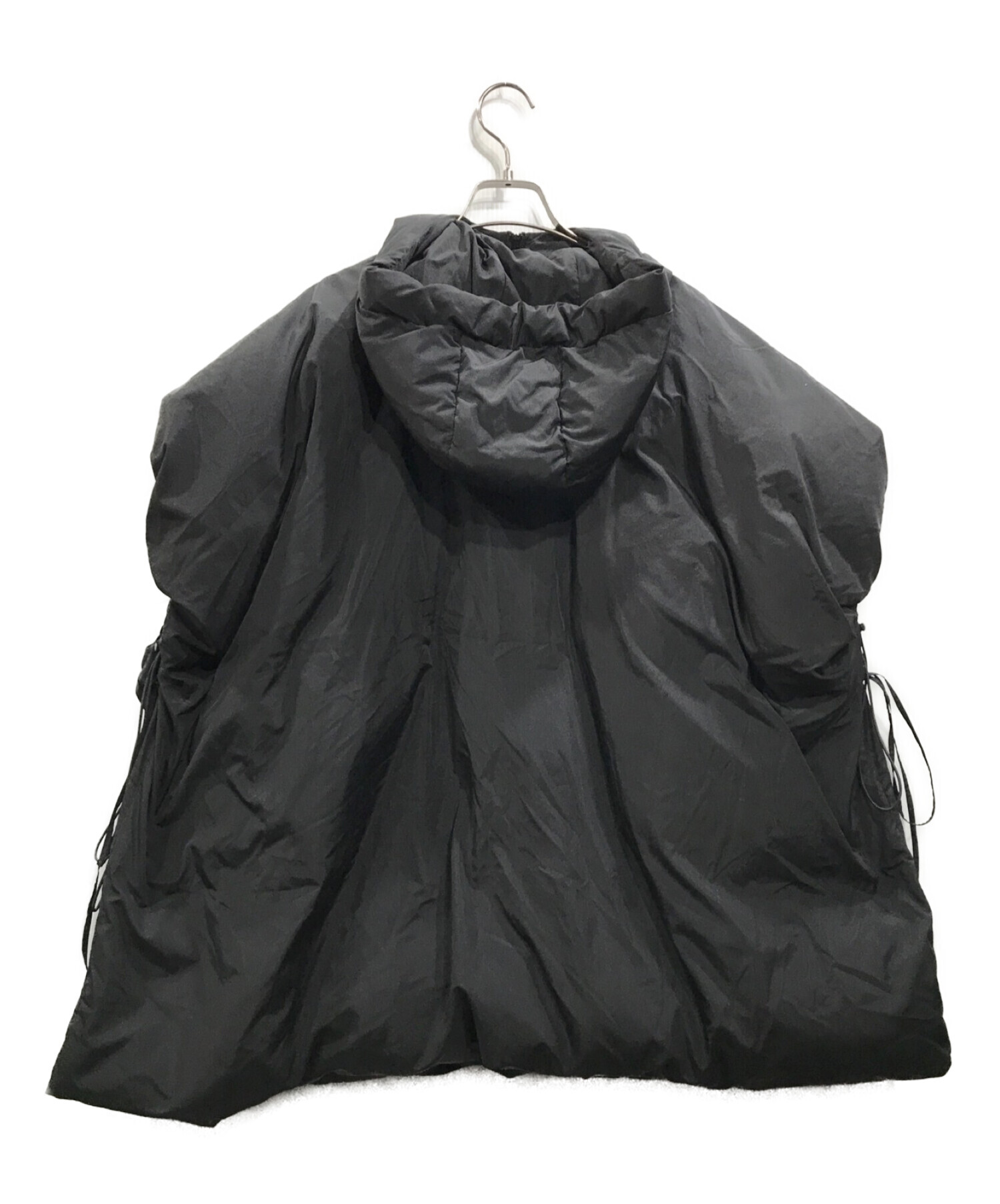 Mila Owen サスティナブルサイドリボンダウンポンチョ ブラック ミラ