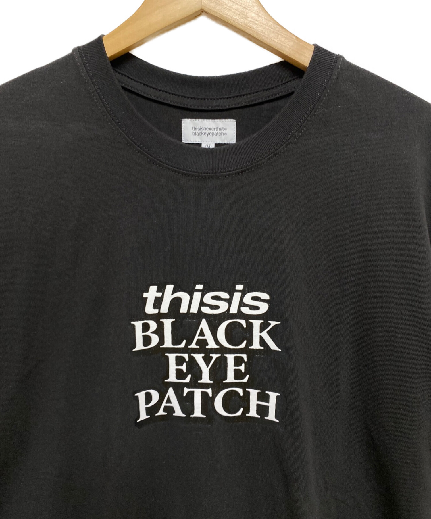 BlackEyePatch (ブラックアイパッチ) thisisneverthat (ディスイズネバーザット) コラボプリントTシャツ ブラック  サイズ:М 未使用品