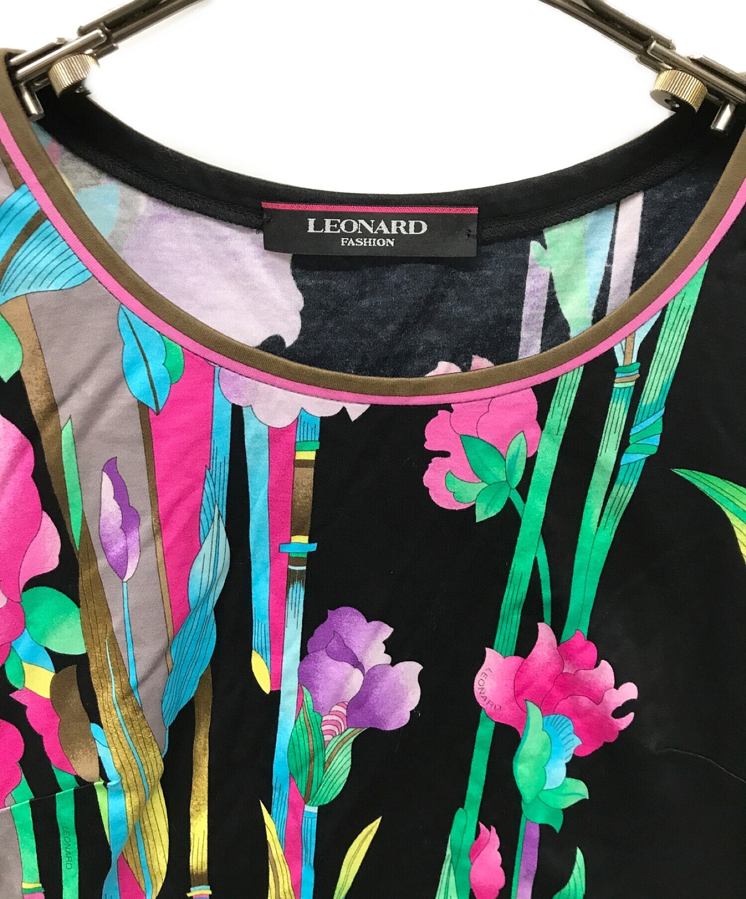 LEONARD London】柔らかストレッチ カットソーTシャツ 総柄 花柄 LEONARD London】柔らかストレッチ カットソーTシャツ 総柄 花柄
