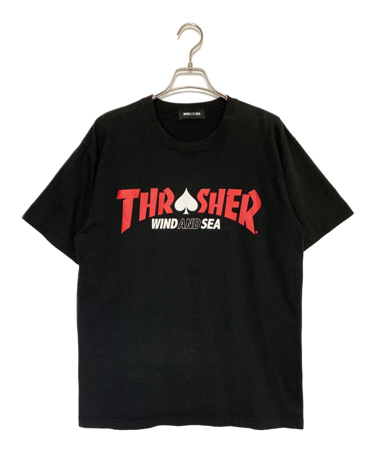 WIND AND SEA (ウィンダンシー) THRASHER (スラッシャー) コットン クルーネック 半袖ロゴTシャツ ブラック×レッド サイズ:L
