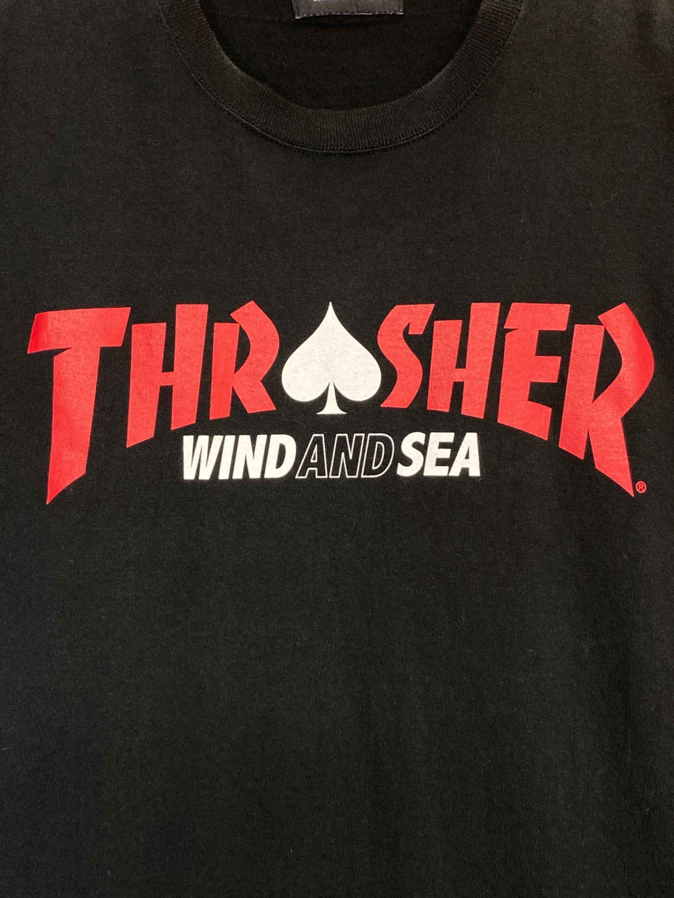WIND AND SEA (ウィンダンシー) THRASHER (スラッシャー) コットン クルーネック 半袖ロゴTシャツ ブラック×レッド サイズ:L